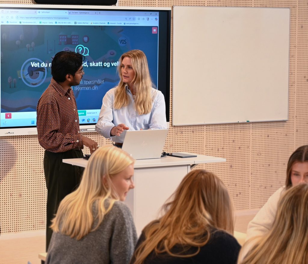 L&aelig;rer og veileder prater og diskuterer undervisningsopplegget